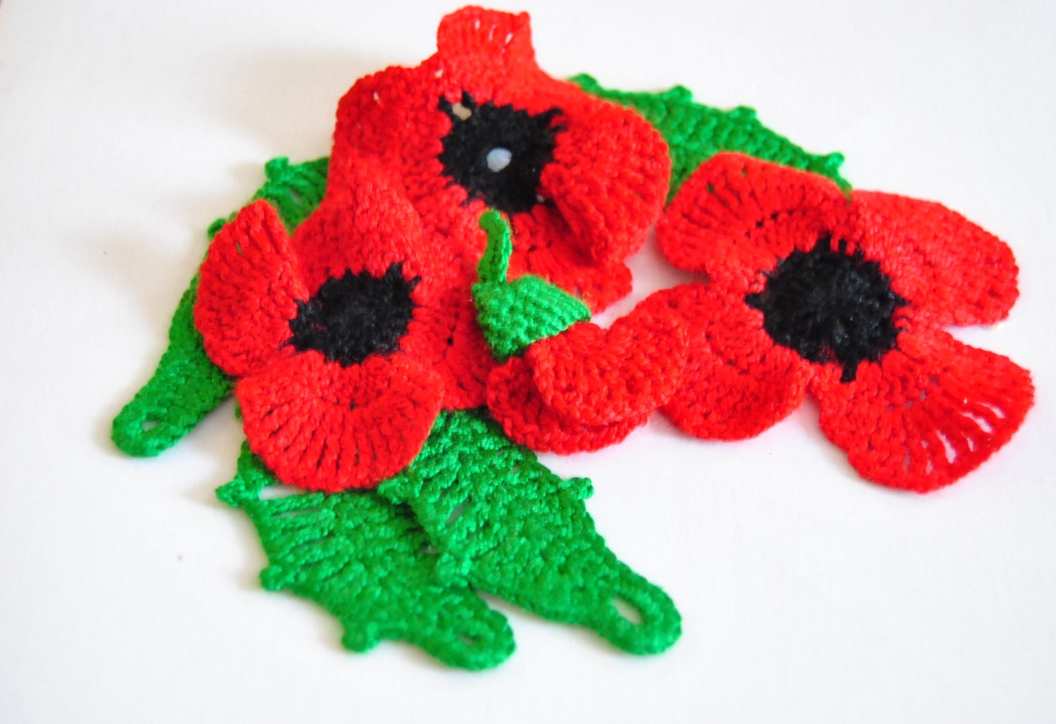 Floral Lace Crochet Poppies. Flowers for Craft and Art.Crochet Decoration.  Set of 3 flowers and 5 leaves. green. red. cotton