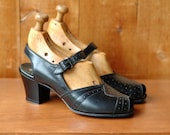vintage 1940s shoes / 40s black leather mary janes / size 6