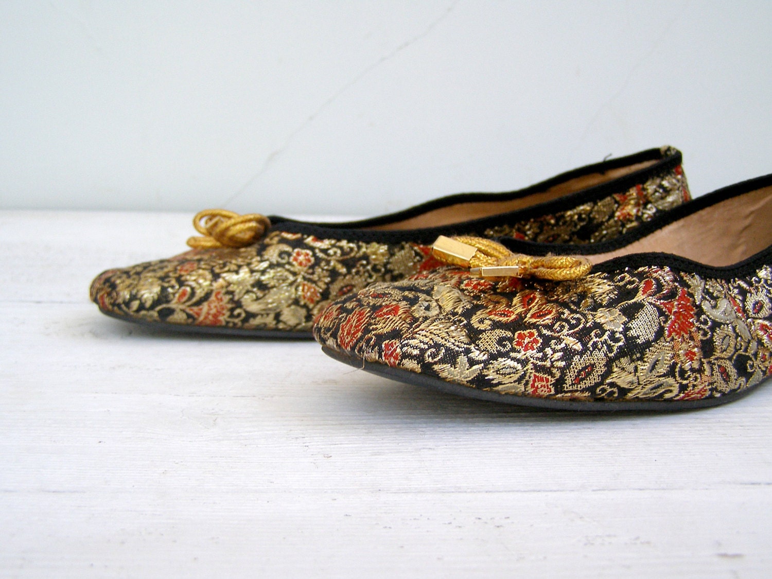 Boho Flat Shoes ,  Khussa Shoes, 39.5 Europe, 8.5 USA, 6.5 Australia, Embroidered Woman shoes, Black and Gold ornamented shoes, Retro Shoes