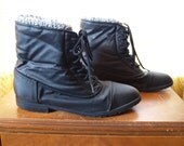 1980s 1990s Black Lace-Up Granny Boots with Grey Sweater Knit Trim - Black Winter Boots - Size 9 US Narrow