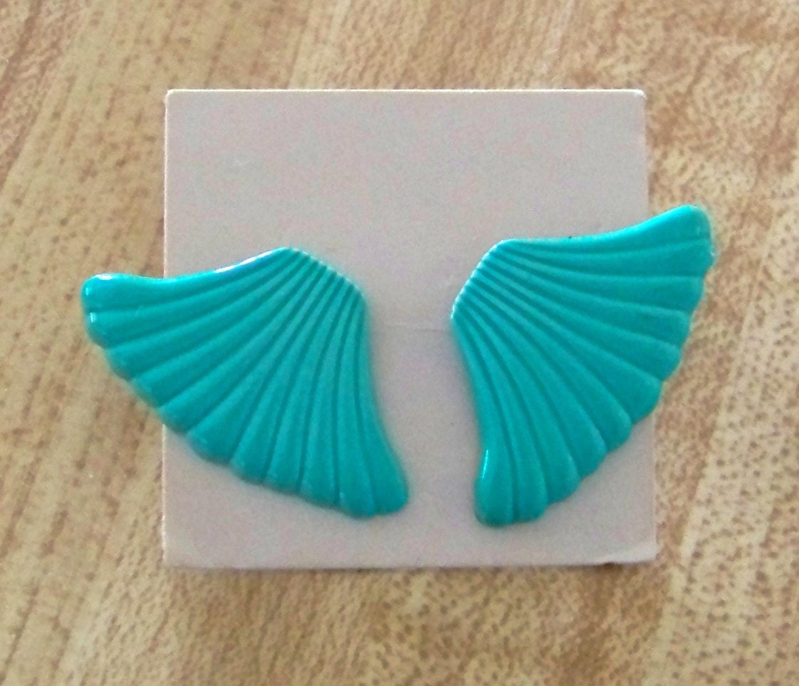 Vintage Earrings Silvertone Turquoise Ribbed Fan Shaped Pierced