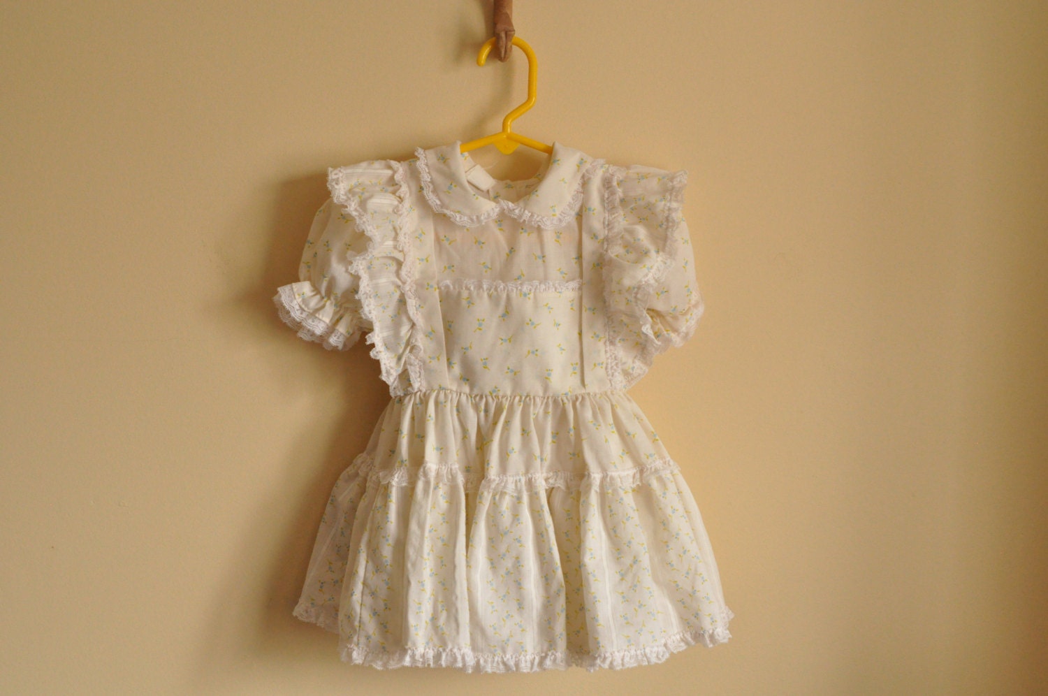 FREE US SHIPPING vtg toddler pinafore apron dress, off white/cream with light blue flowers, frilly, lacey, size 4t