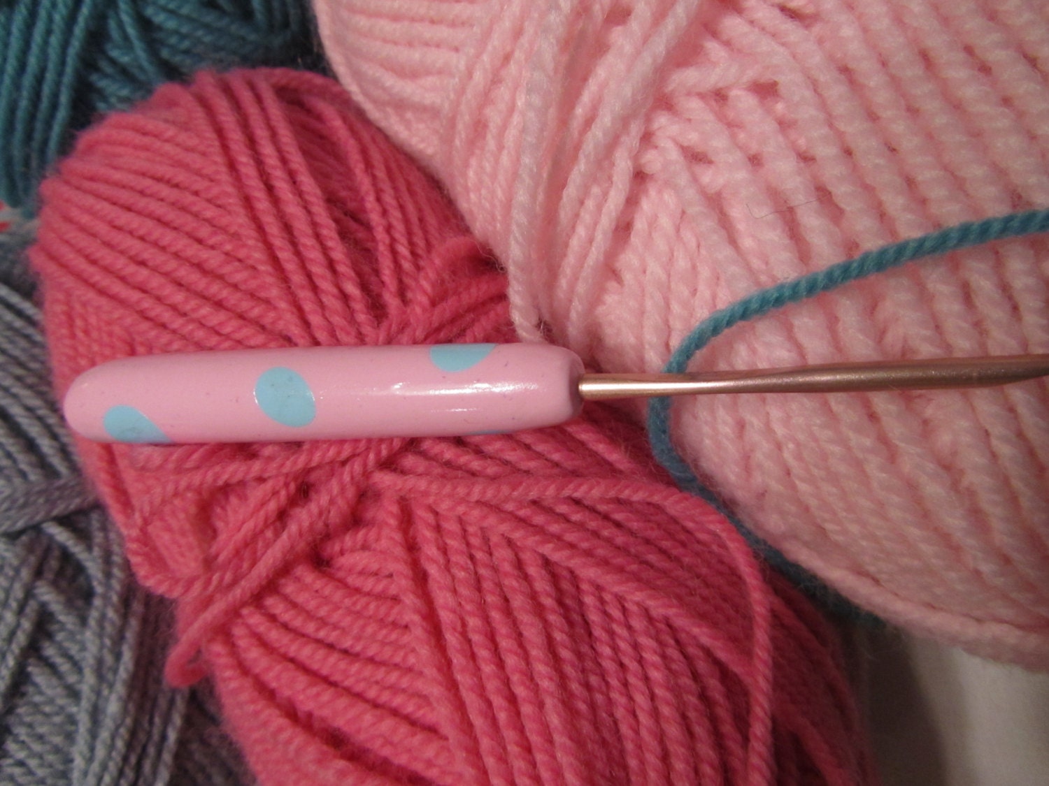 Susan Bates E/3.5mm Soft pink with baby blue polka dots crochet hook