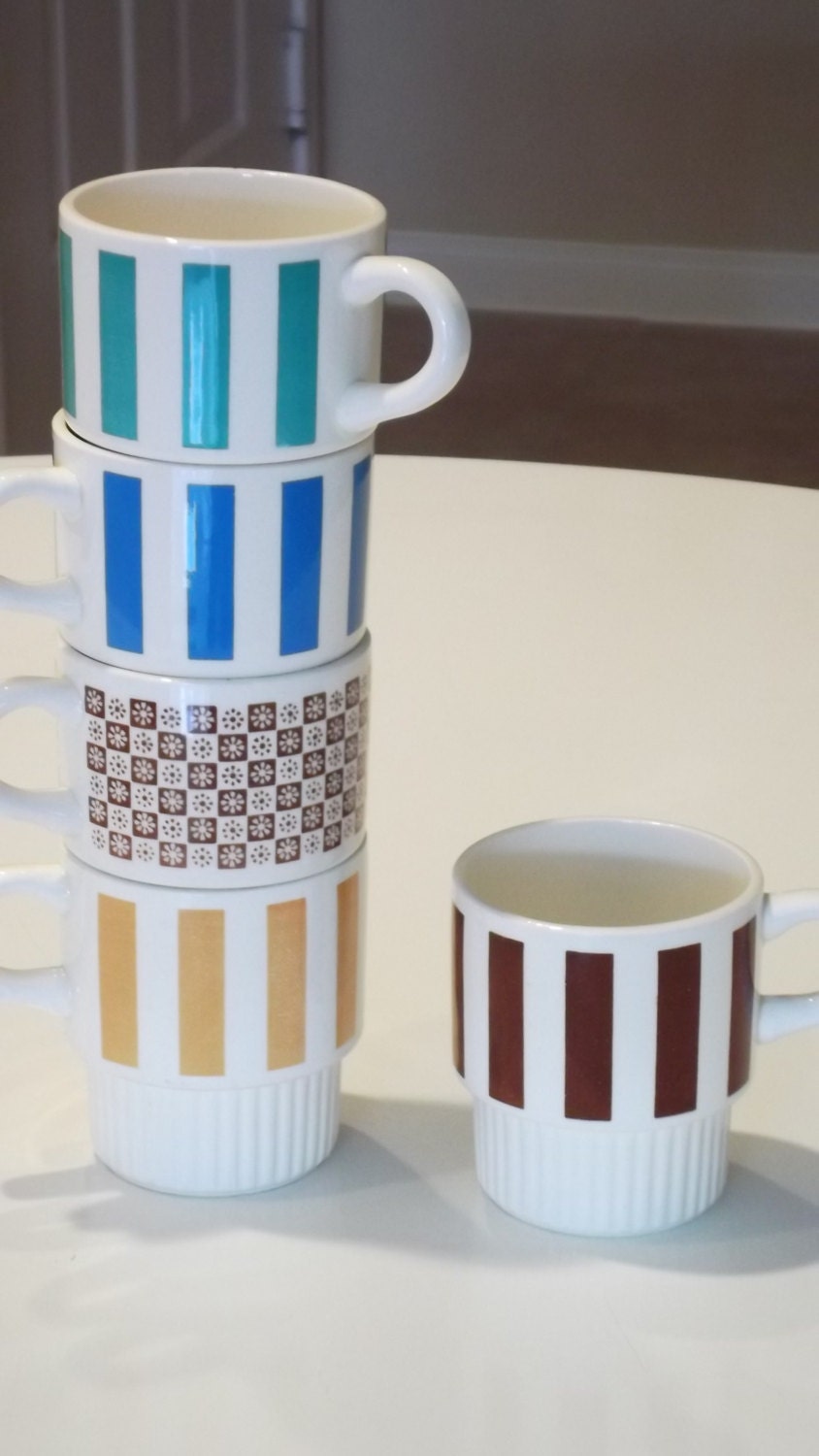 5 Vintage Stackable Coffee Mugs. Great Colors and Design
