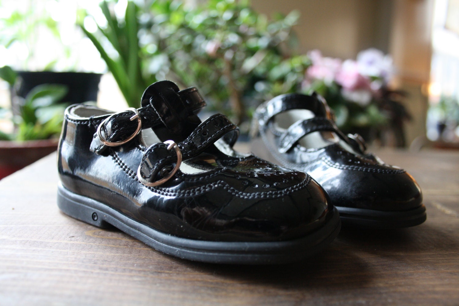 Baby Girl Vintage black patent mary janes / dress shoes with gold buckles / Size 2E