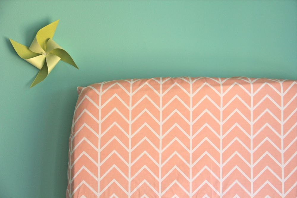 fitted crib sheet in blush chevron (exclusive to iviebaby)