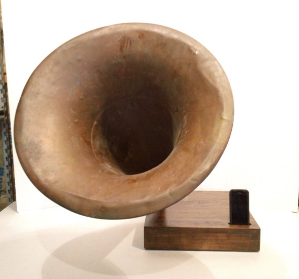 Acoustic  iPhone Speaker Dock w/ Antique Phonograph Horn