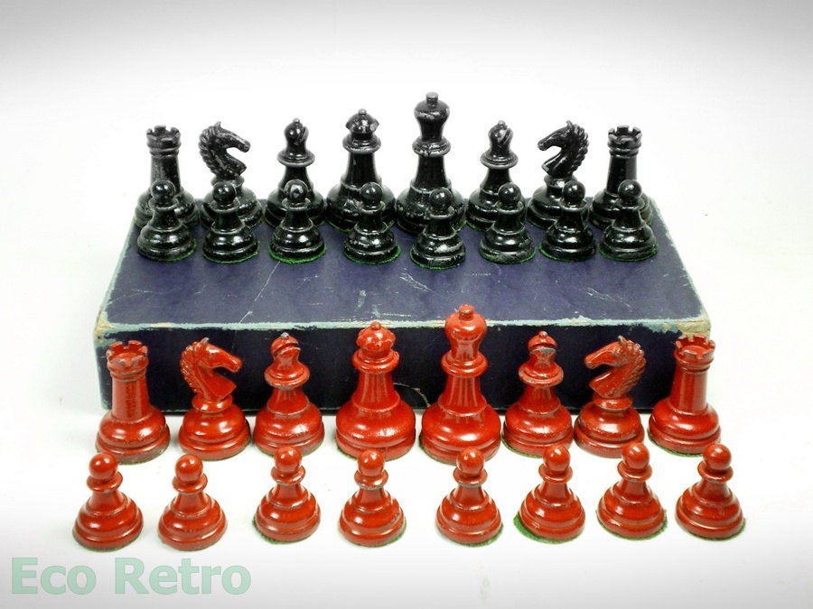 Vintage 1940s Red and Black Lead Chess Set in Original Box - EcoRetroStore