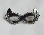 Cat Mascerade Mask Brooch - Silver with Peridot