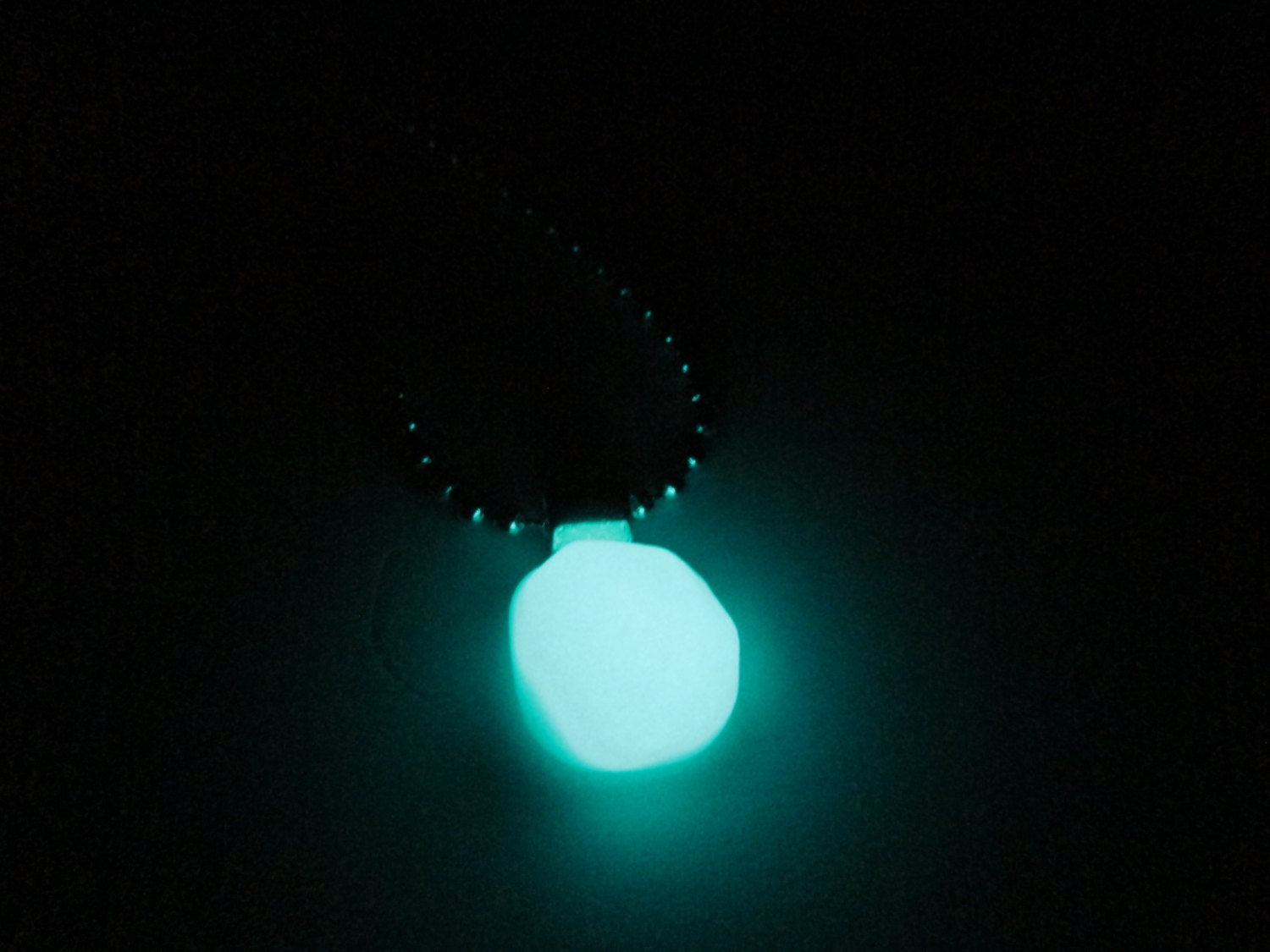 Glow In The Dark Glass Necklace - Luminos