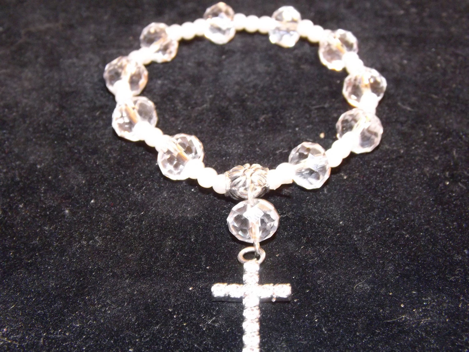 beautiful clear faceted glass beads with white glass pearl spacers and rhinestone cross pendant stretch bracelet