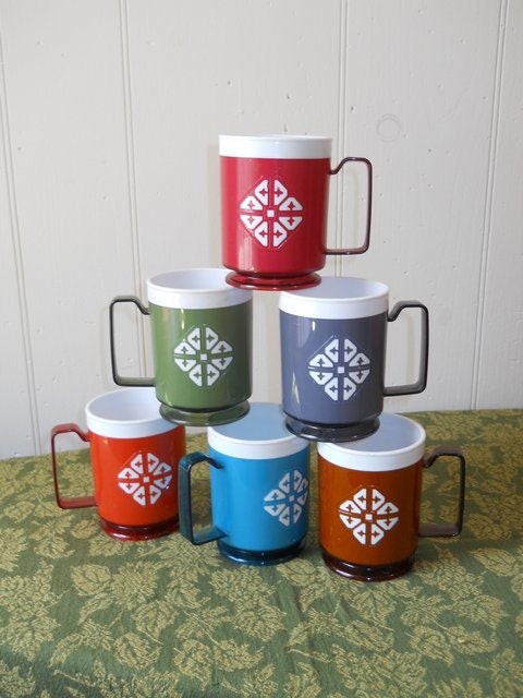 Ovaltine Ski Swiss Set of Six 1968 Chalet Stackable Picnic Coffee Mugs Cups  Thermal Insulated Footed Melamine