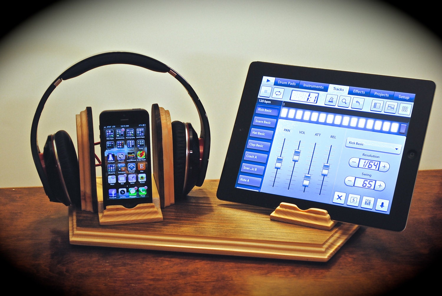 The "Sound Stand Deluxe" combo docking stand for headphones plus iPhone, iPod, iPad and iPad mini, Galaxy S2 S3, Note 2 or Android tablets