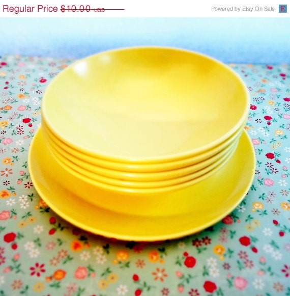 SPRING SALE Vintage Set of Five Sun Valley Melmac  4 Berry Bowls and 1 Bread Plate Yellow, Picnic, Patio, Summer, Made in Chicago USA