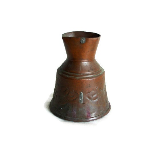Tiny vintage copper pitcher Hammered floral motif - Miniature vase Ibrik jug - Engraved flowers - Office desk decoration Library shelf decor