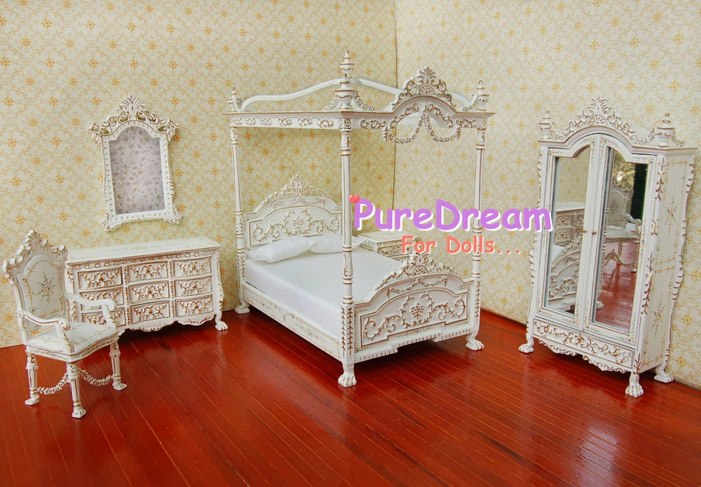 Dollhouse Miniature Bedroom Victoria Furniture Bedroom Set Canopy Bed Vanity Chair Wardrobe WB030