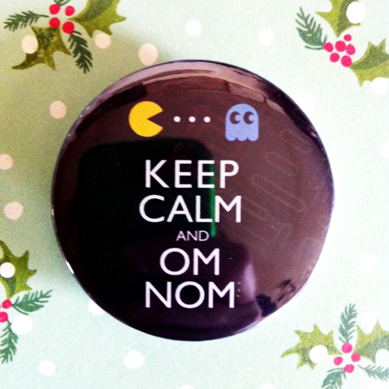 Keep Calm and OM NOM (Pacman Game) - 1.75" Badge / Retro Pinback Button