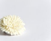 Tiny white brooch made with rice (one piece)