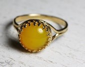 Round golden ring with yellow agate, Yellow gemstone ring, Round stone ring