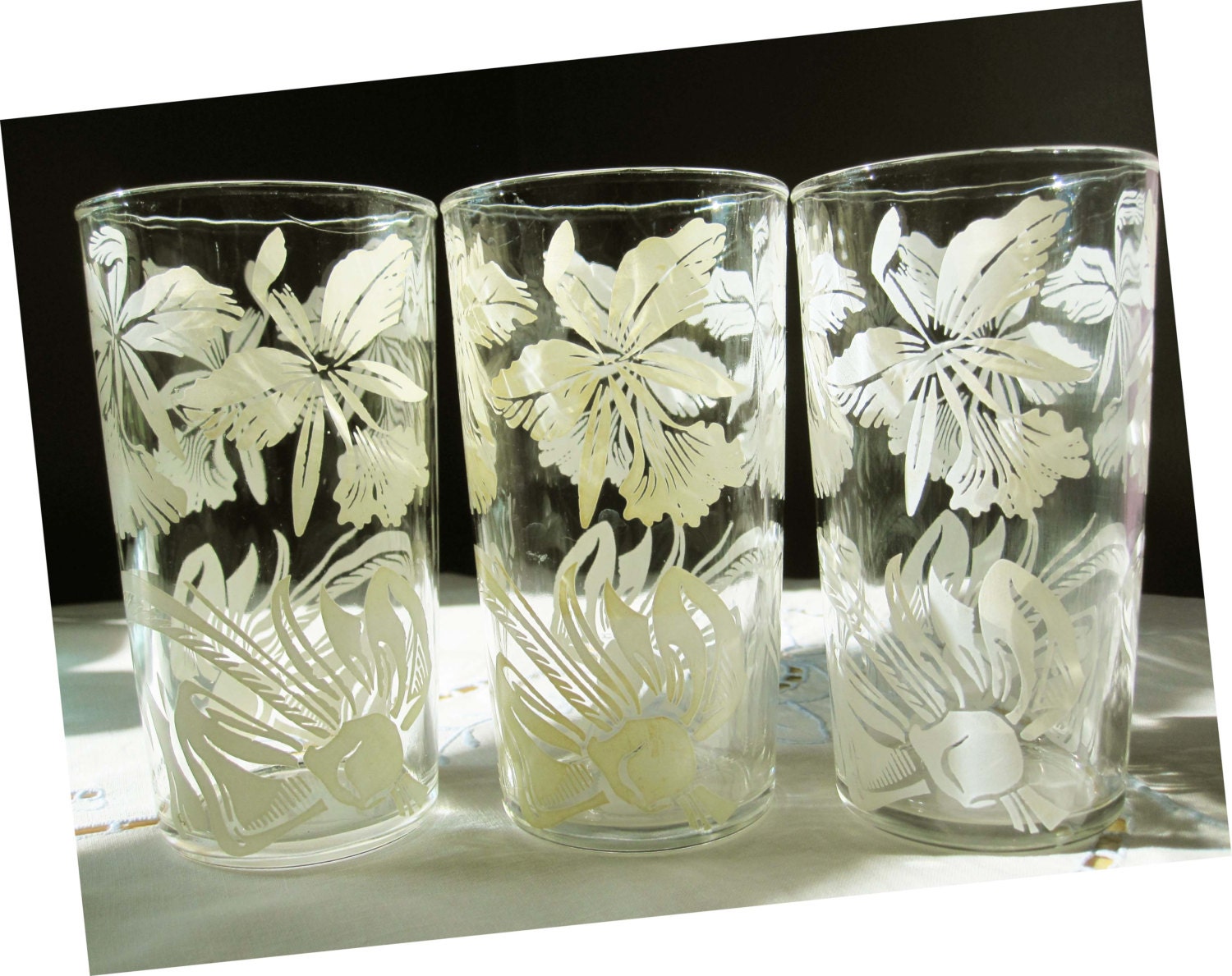 Set of Six Clear Glasses With Creamy White Orchids All Around - So '50s - Mix and Match - Beautiful Details
