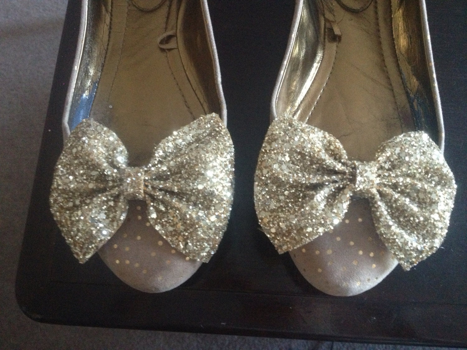 Gold glitter bow shoe clip. 