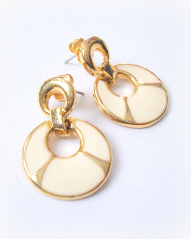 Vintage Soft Cream Off White Enamel Circle Dangle Gold Tone Geometric Pierced Post Earrings Classic Classy White Vintage Jewelry