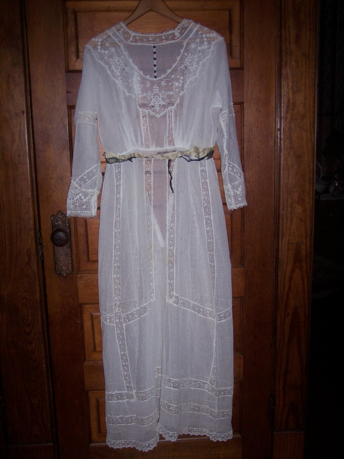 1800/1900's Victorian/Edwardian wedding dress or fancy party ladies long gown with nice lace