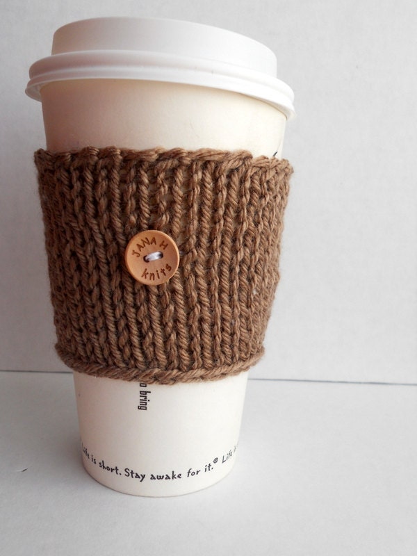 Knit coffee cup cozy with wooden button / Natural brown coffee cup sleeve / cup sweater