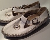 Super cute retro white leather Hush Puppies moccasin ballet mary jane southwestern native flats womans size 7
