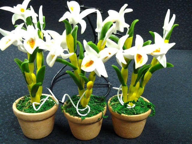 Dendrobium Artificial Orchid clay flower handcraft dollhouse miniature on heart shape curved steel