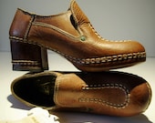 Scarce Fifth Avenue Vintage 1970s Leather Slip-On Shoes in Tan by Padrino Whalebones 70s Womens USA size 6.5/7 UK size 4/4.5