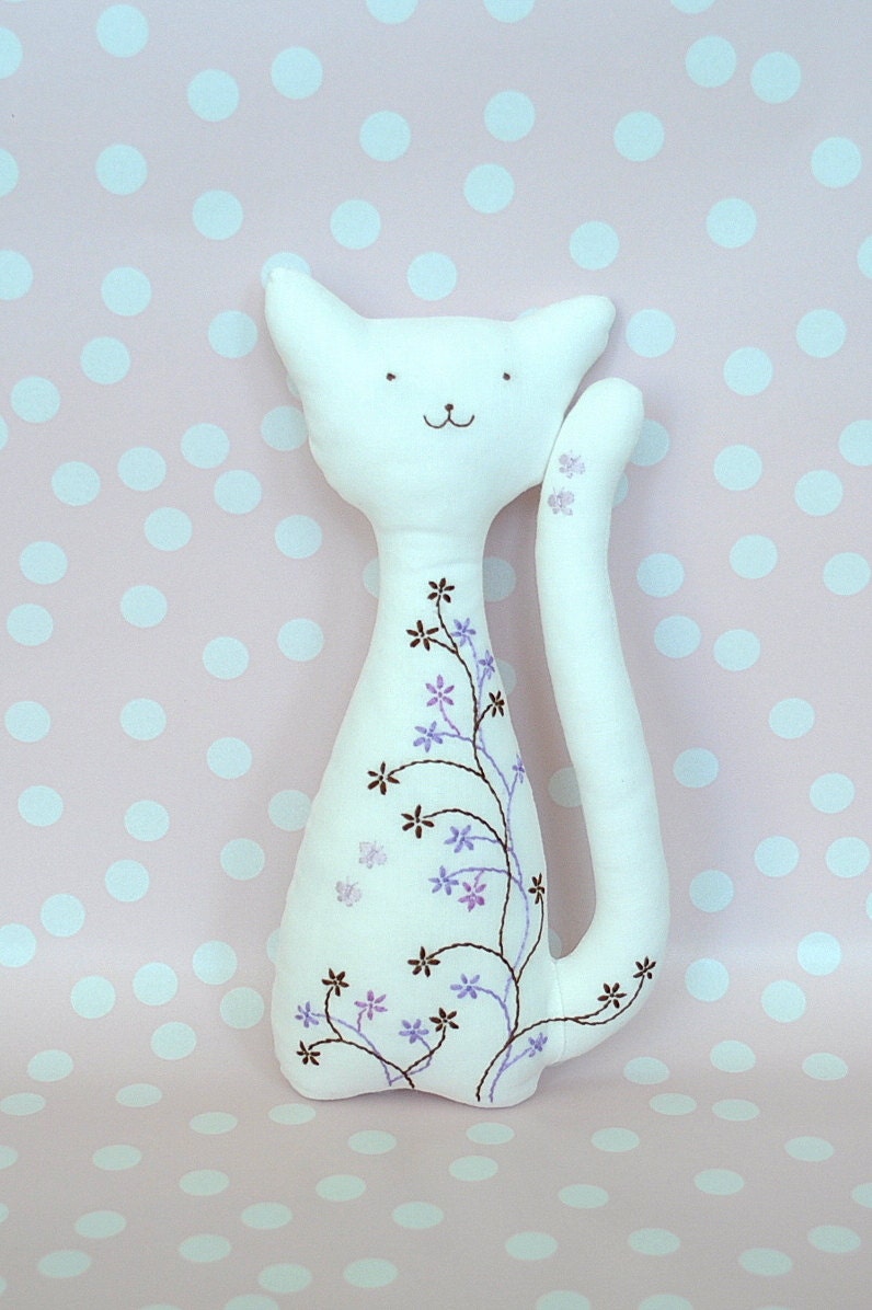 Kitty with Hazelnut  Brown And Lavender Flowers