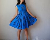 vintage FLORAL full skirt dress /  1950s sleeveless ELECTRIC BLUE day dress