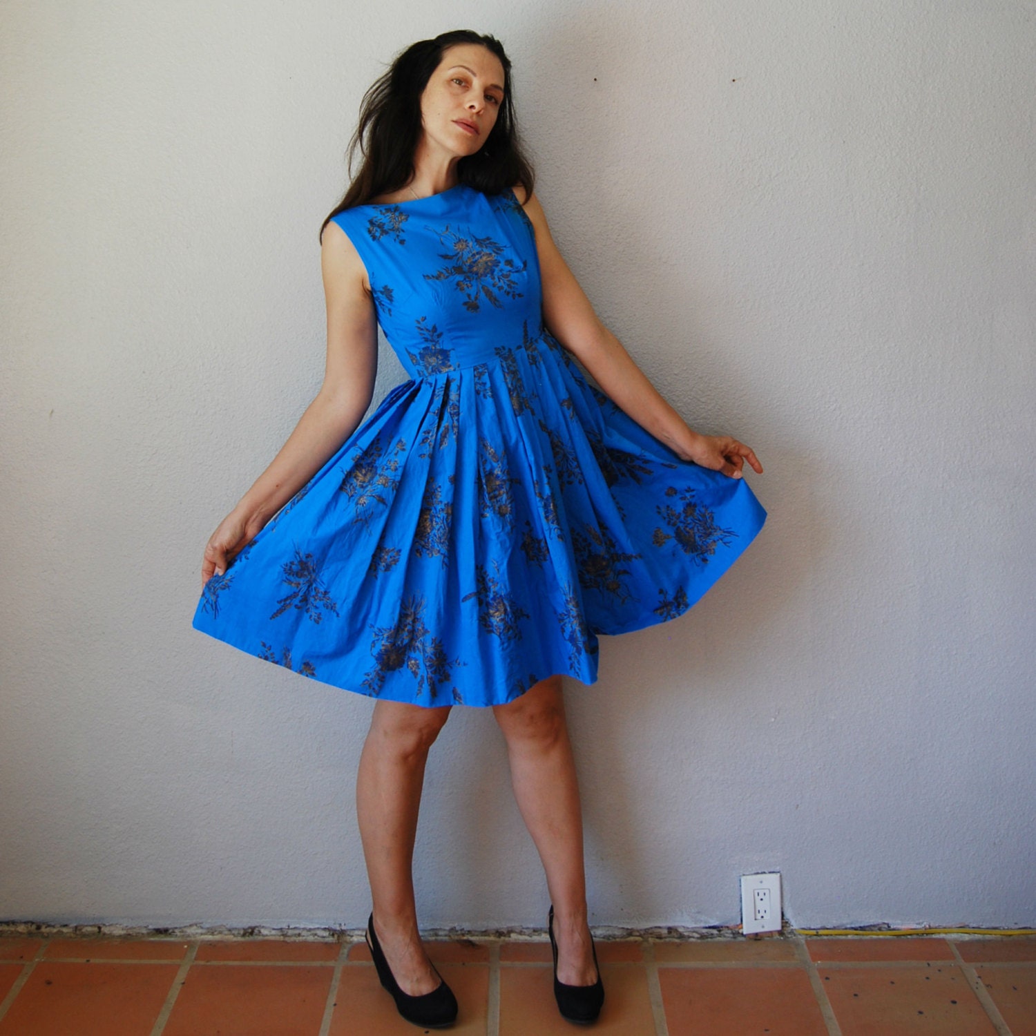 vintage FLORAL full skirt dress /  1950s sleeveless ELECTRIC BLUE day dress