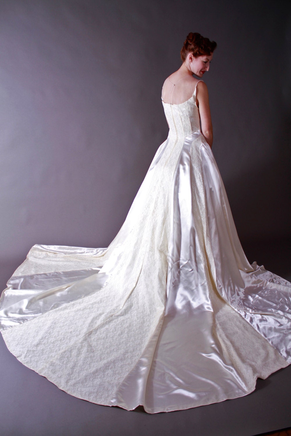 Vintage 1950s Wedding Gown - Stunning Sleeveless Wedding Dress in Satin and Lace with Huge Train
