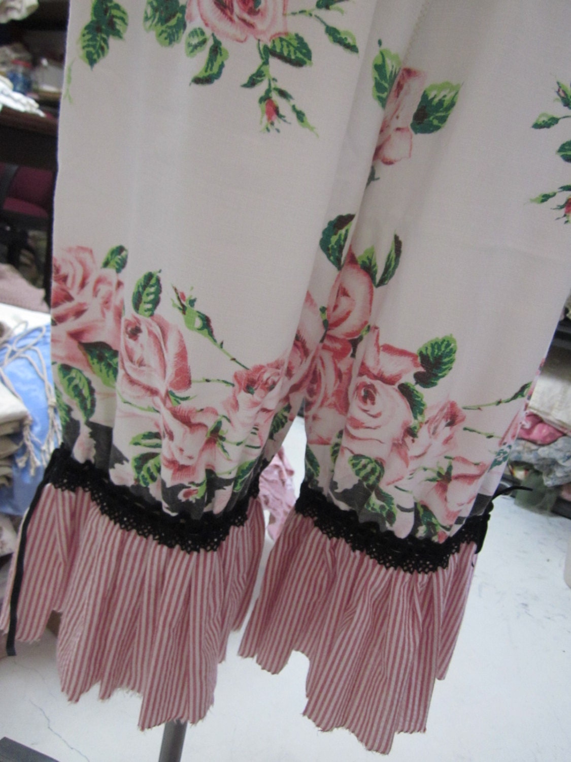 Vintage Kitty bloomies.. short bloomers.. retro vintage linen, white and red rose floral..stripes, velvet lace.. Med/XL shabby chic..