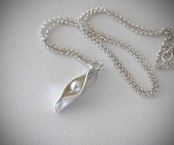 ONE Pearl Pea Pod Necklace - Silver Pea Pod Mother's Necklace - Mom's Pearl Peas in Pod One Pea
