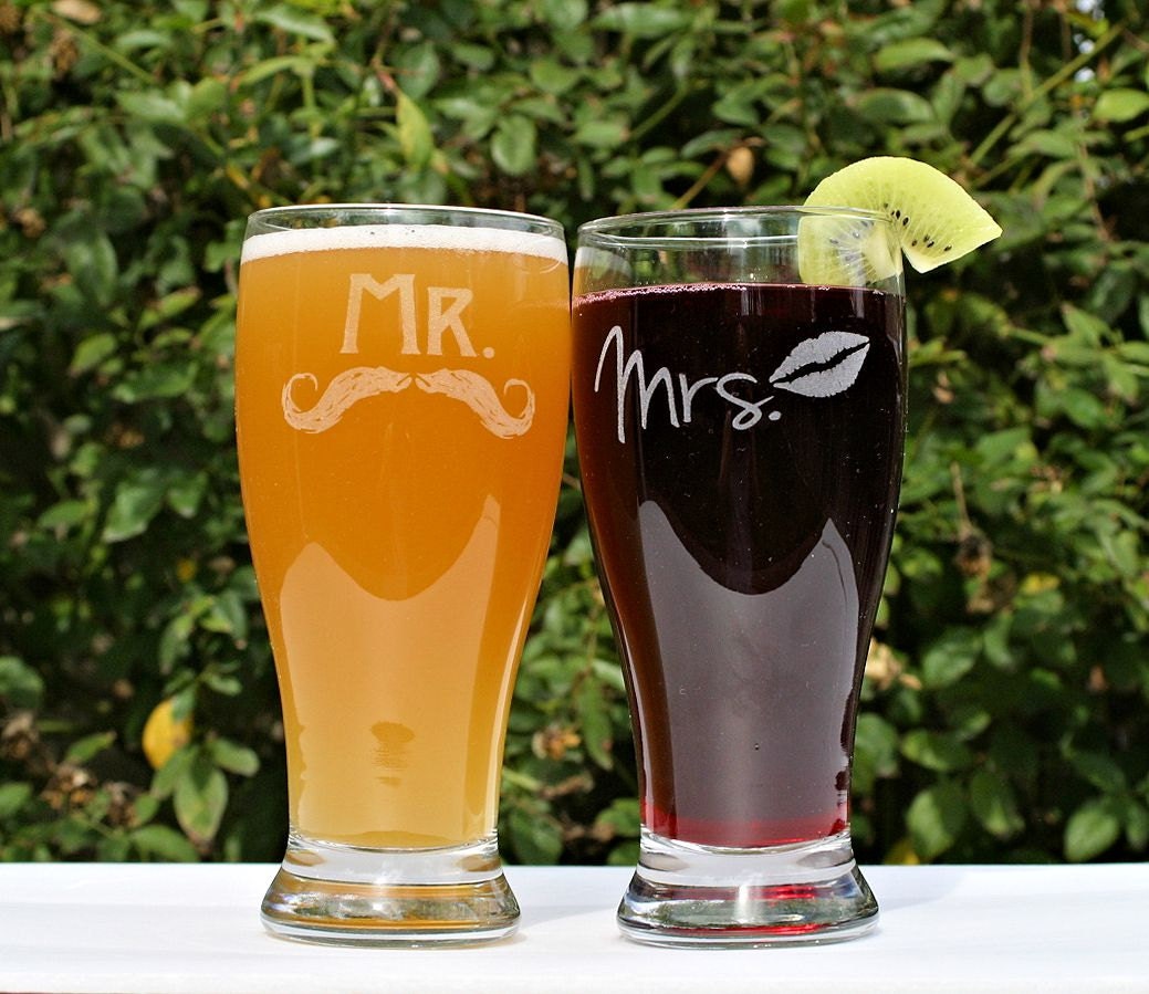 Mr and Mrs Beer Glasses, (2) Etched Pilsners, Just Married, Couples Gift, Wedding gift, Mustaches & Lips, Beer, Sangria, Anniversary Gift