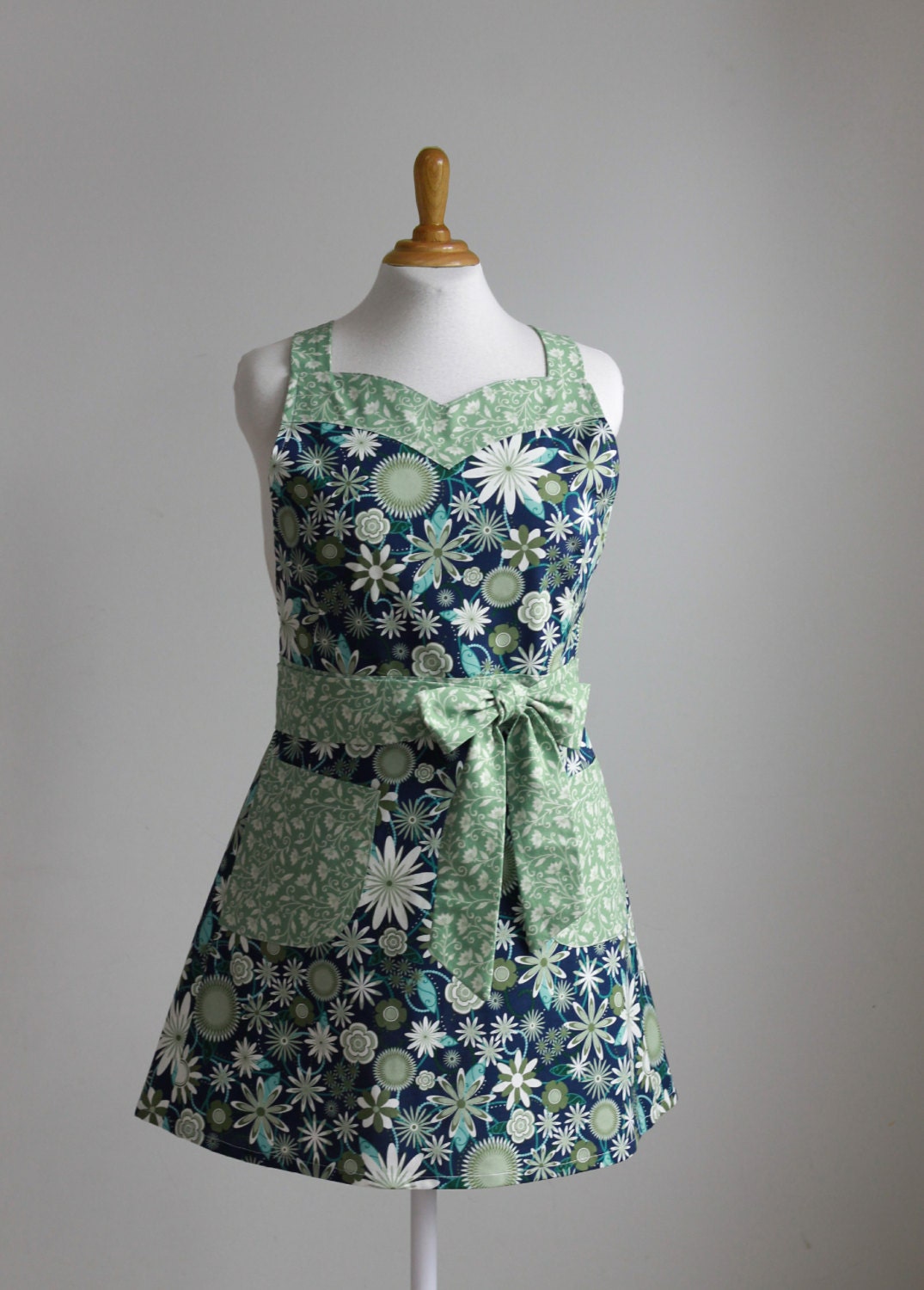PDF Pattern and Tutorial Women's Full Apron - The Sweet and Sassy PLUS SIZED - Instant download sewing pattern