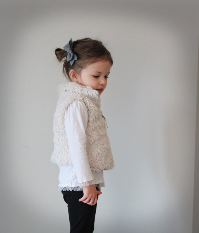 Bow hair clip set . set of three hair bows . pink, smoke gray and white . little girl hair bow clips . spring fashion .