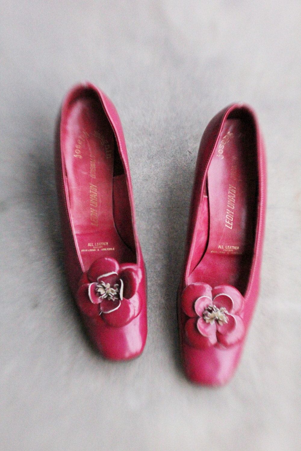 Vintage 60's Magenta Patent Leather Flower Kitten Heels by Leon Unatin for Joseph Magnin, size 6 1/2