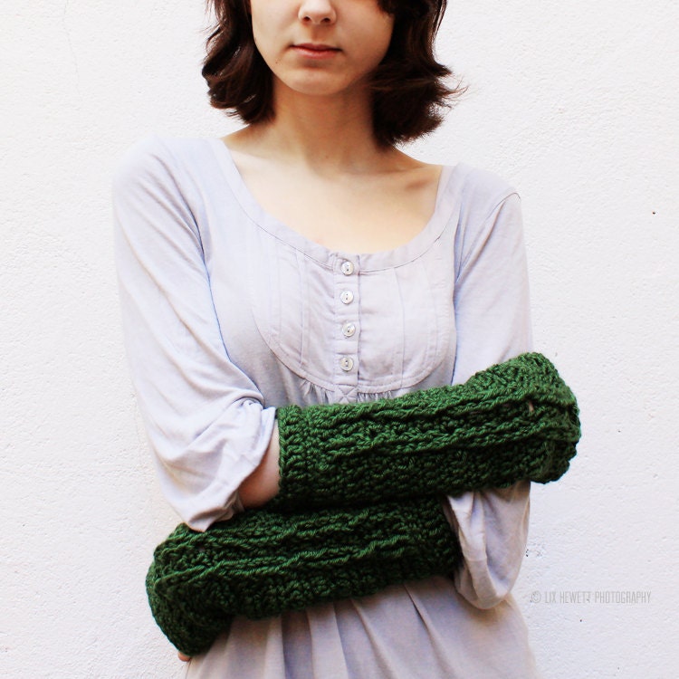 extra soft forest green fingerless gloves with cable decoration