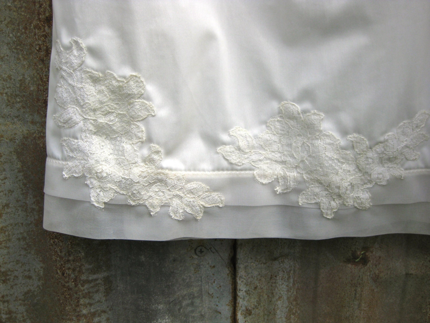 Vintage Ivory Half Slip with Floral Lace Applique - by Van Raalte - Small