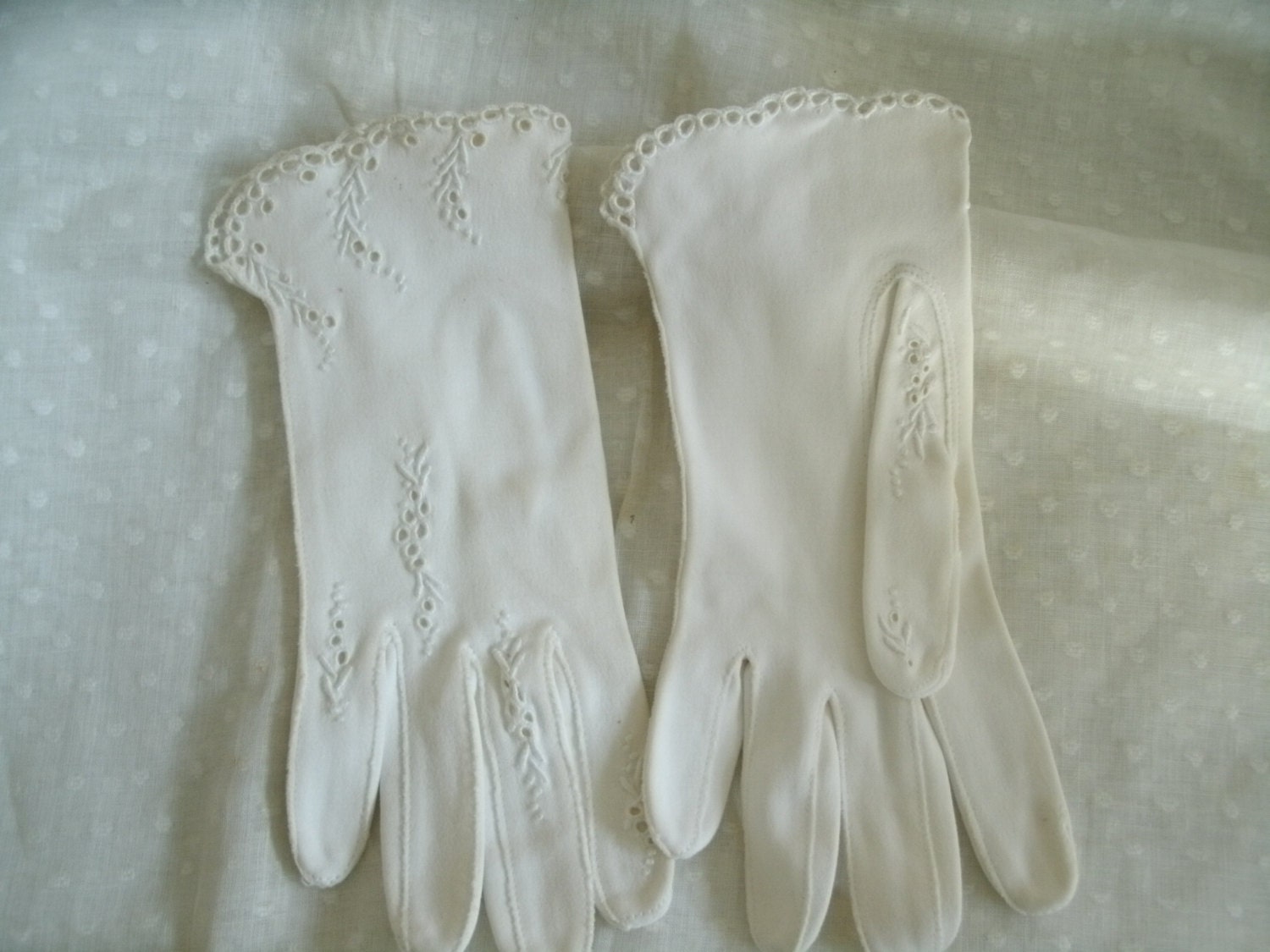 vintage ladies dress gloves WHITE cotton eyelet trim good condition