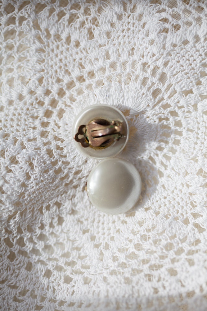 White earrings . Clip on . 1960 . Vintage . Spring . Classy . Mother's day . Bridal . Wedding