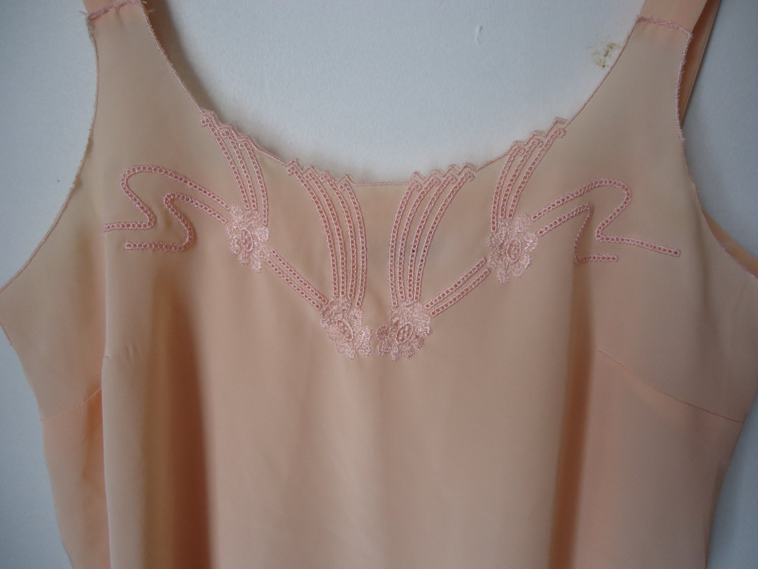 1970s does 1920s / Art Nouveau Peach Embroidered Chemise / Flowers and Ribbons / Size Medium