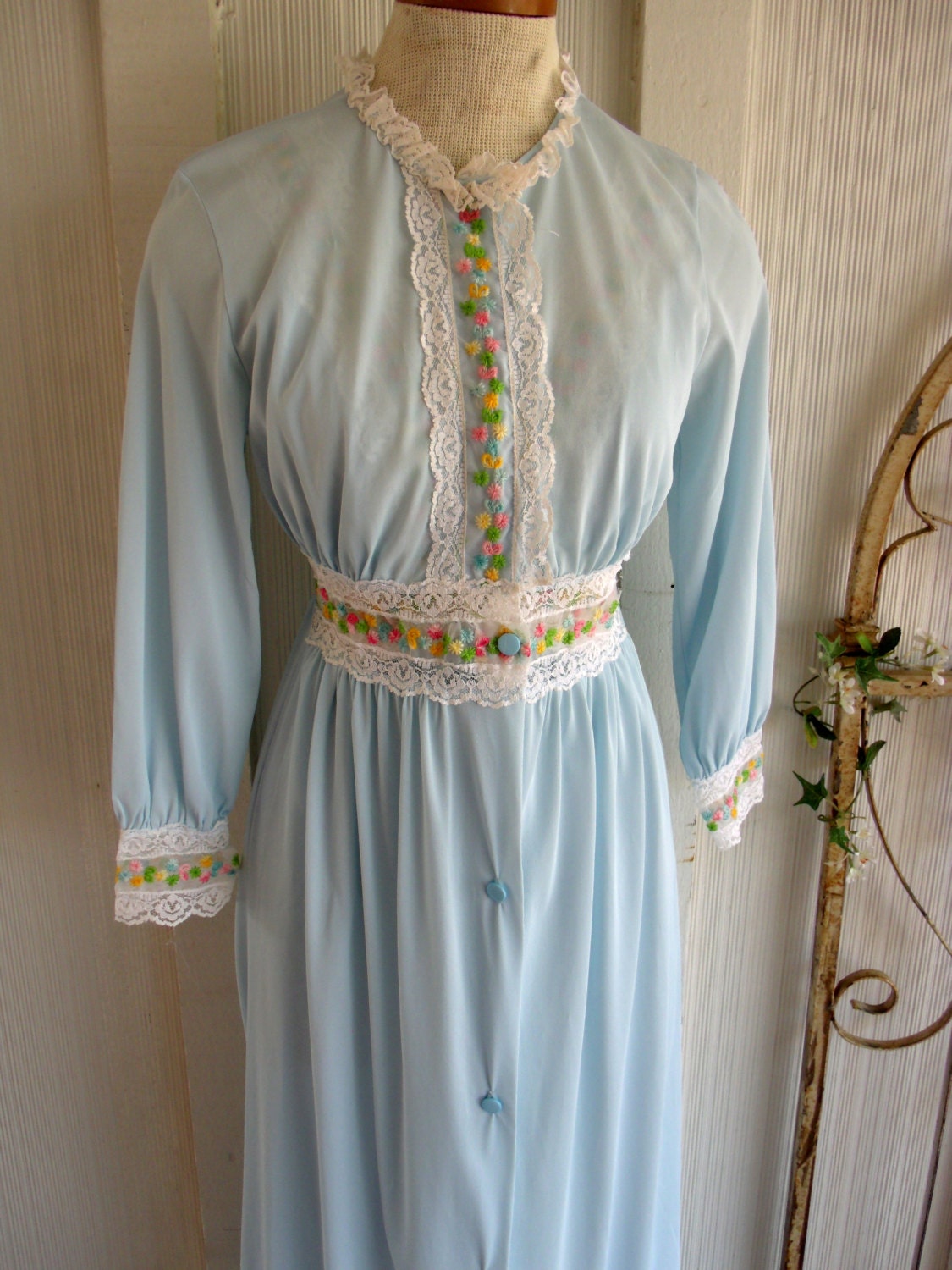 Vintage 1970s Peignoir St Blue Lace Embroidered Flowers Nightgown Robe B32