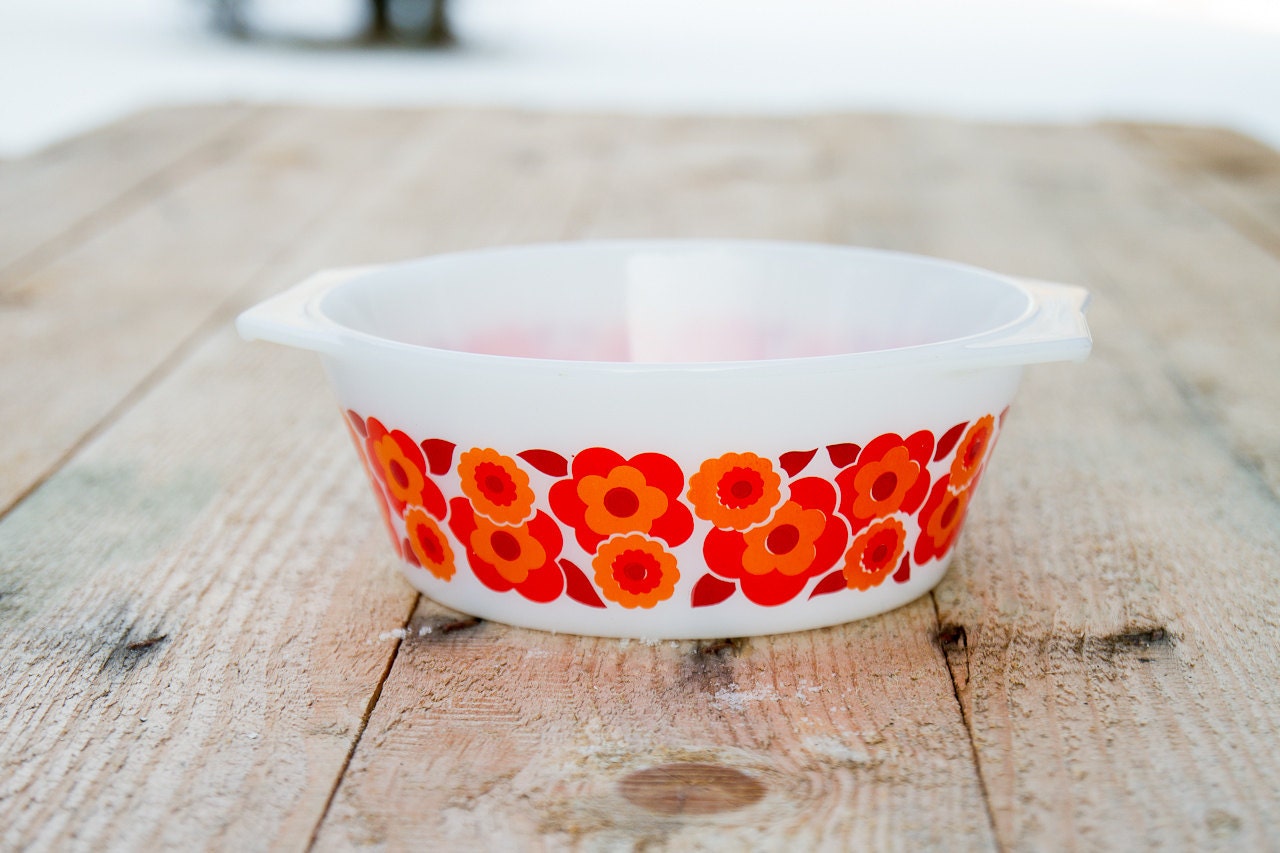 Arcopal France Lotus bowl - retro milkglass