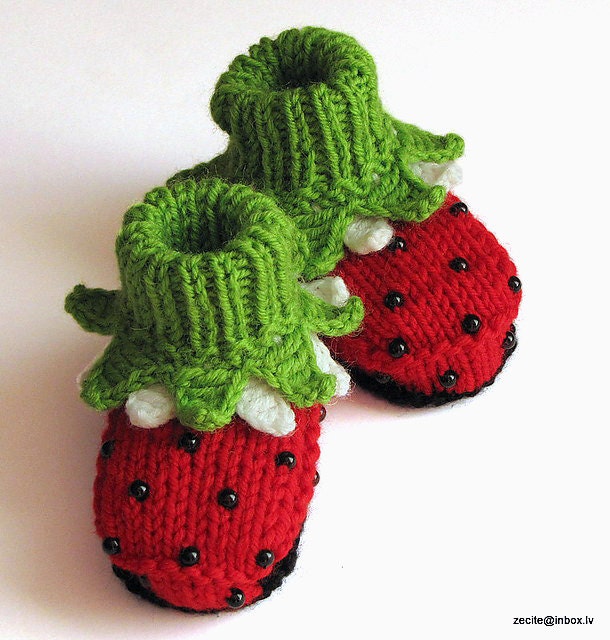 Knitted red baby booties "Ladybug", red baby girls shoes / 0-3M