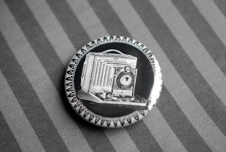 Handmade badge/pinback button - Victorian illustration - Antique camera